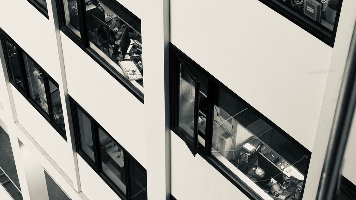 Vue intérieure d'un immeuble de bureaux moderne