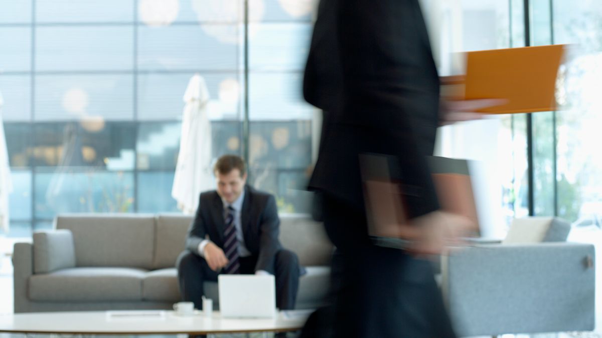 Dirigeant consultant l'activité de son entreprise à distance, hors de son bureau