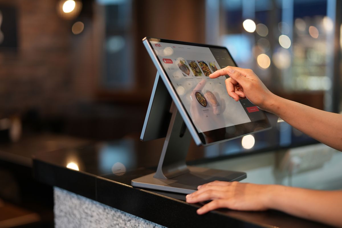 Logiciel de caisse sur écran tactile dans un commerce, point de vente connecté au stock