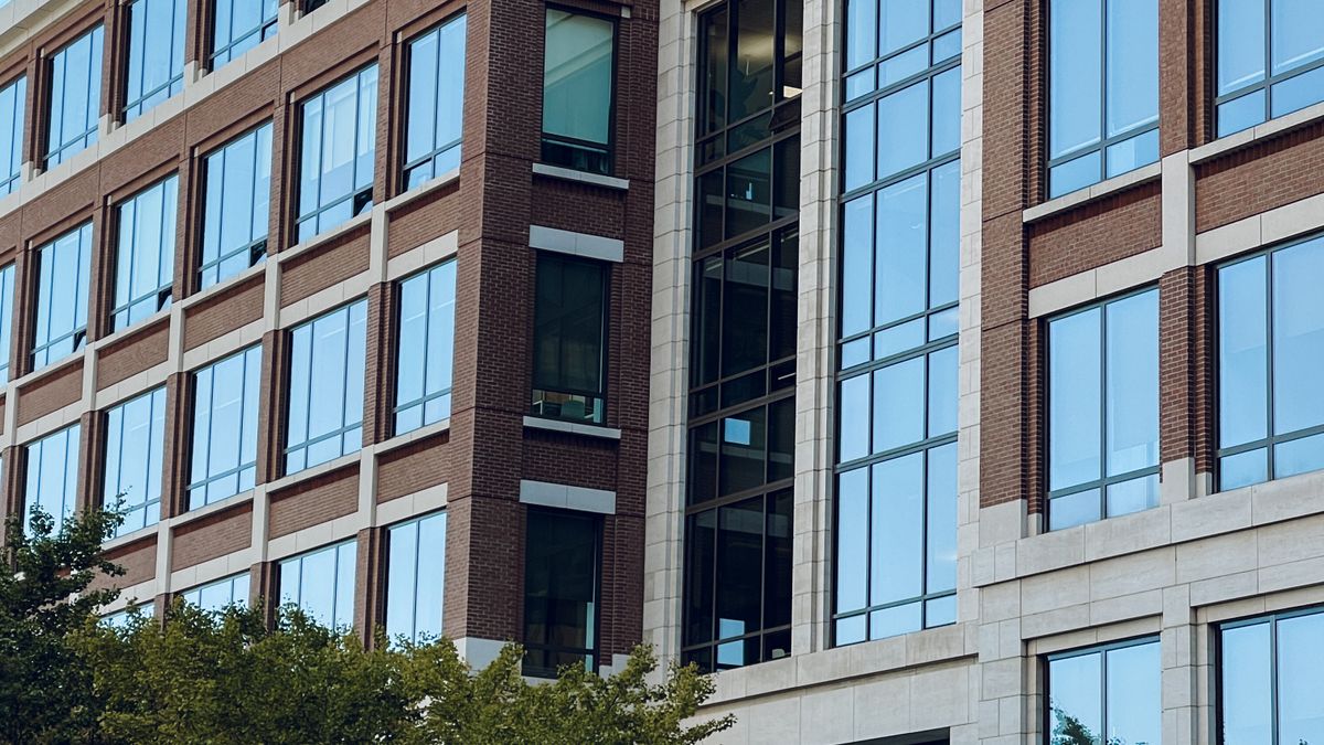 Bâtiment de bureaux moderne représentant une entreprise
