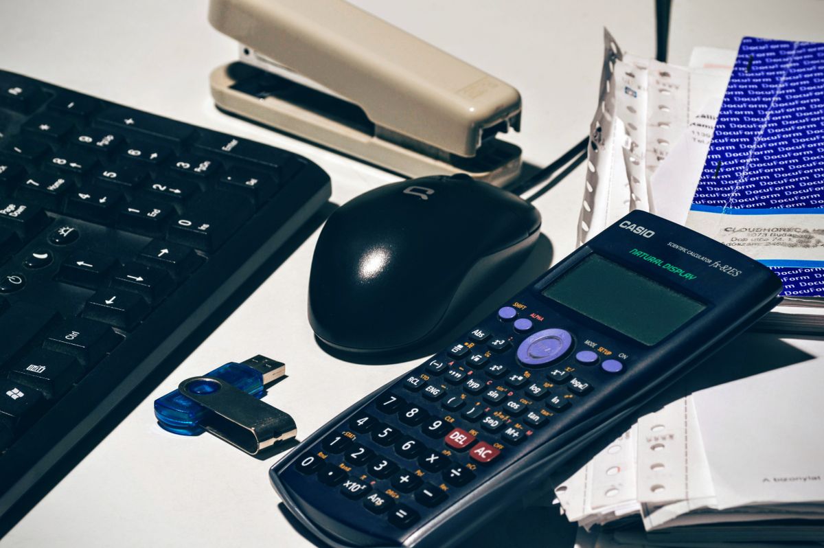 Bureau de comptabilité avec calculatrice et documents pour la facturation automatisée d'une PME