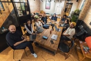 Équipe d'une PME marocaine utilisant un ERP sur ordinateurs dans un bureau moderne