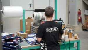 Gestion de stock dans un entrepôt : employé vérifiant l'inventaire sur ordinateur