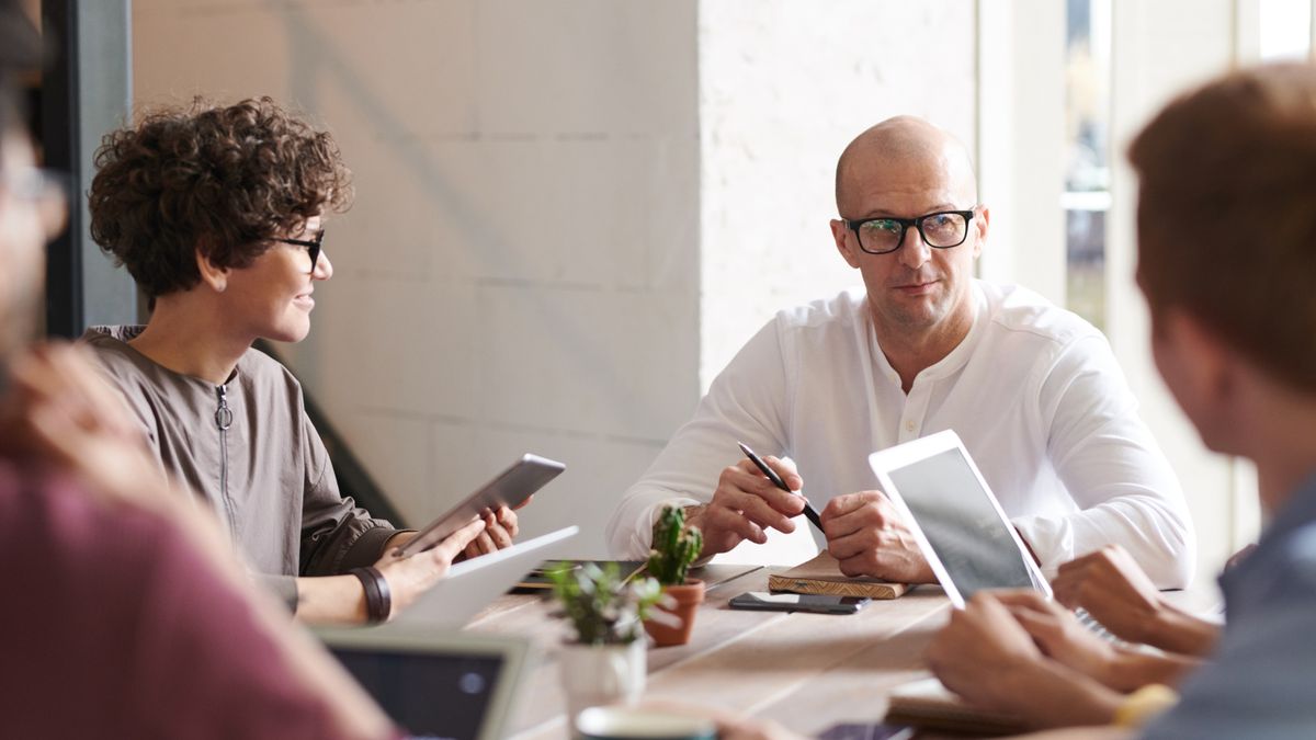 Formateur présentant Odoo devant un groupe de collaborateurs en réunion