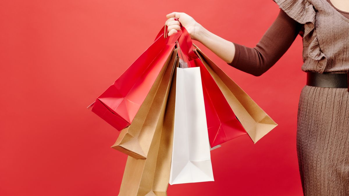 Cliente tenant des sacs de shopping après un achat en magasin