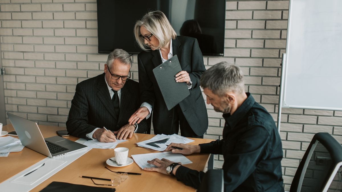 Personne signant un document professionnel