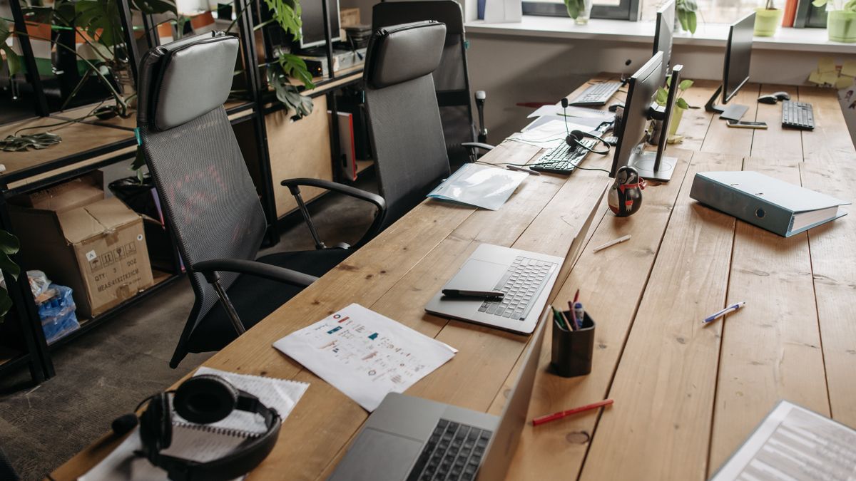 Postes de travail et ordinateurs sur un bureau en bois dans une entreprise