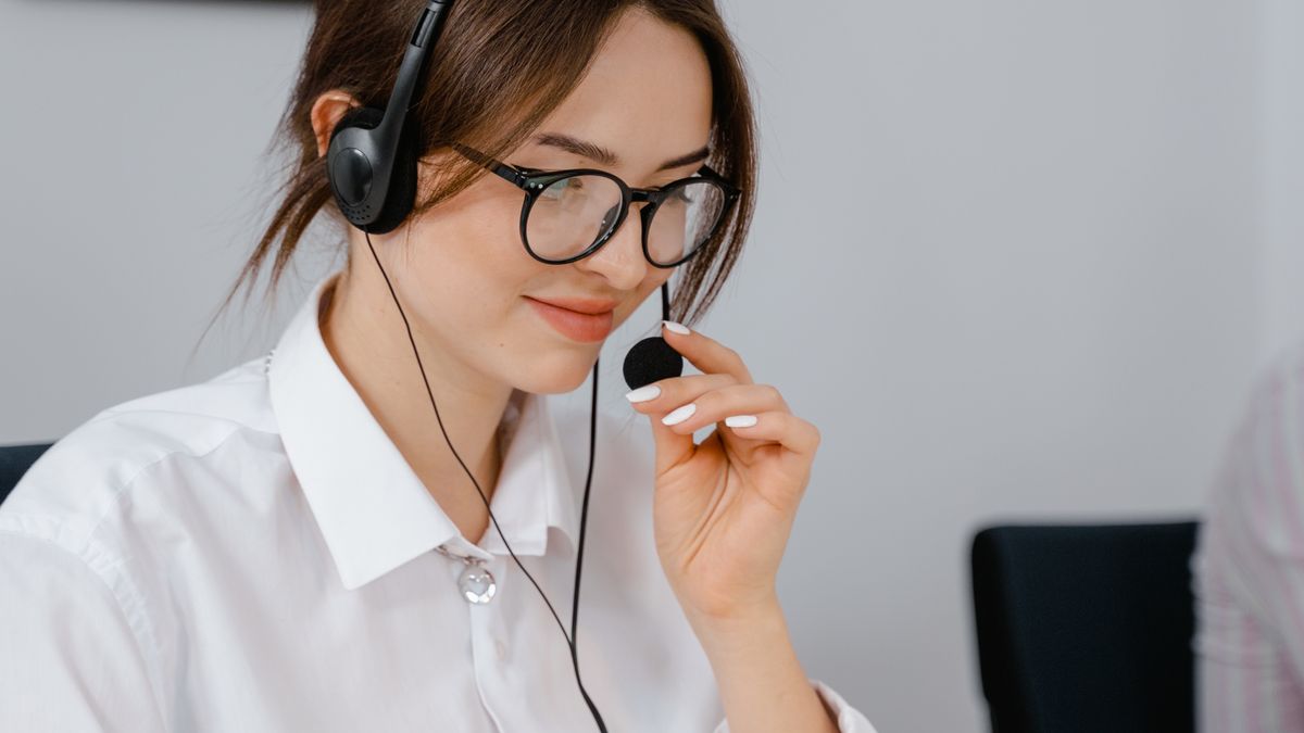 Conseillère avec casque assurant le service après-vente client
