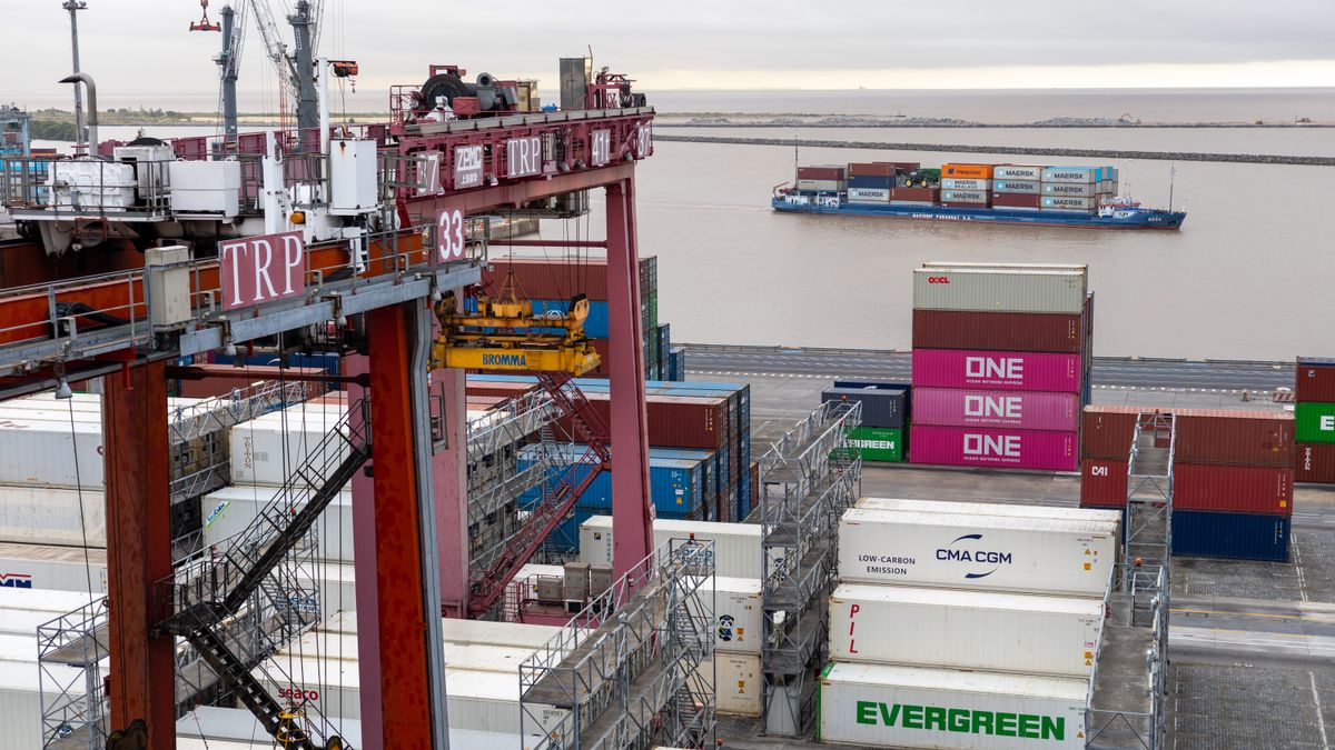 Vue aérienne de conteneurs maritimes dans un port, import et logistique internationale