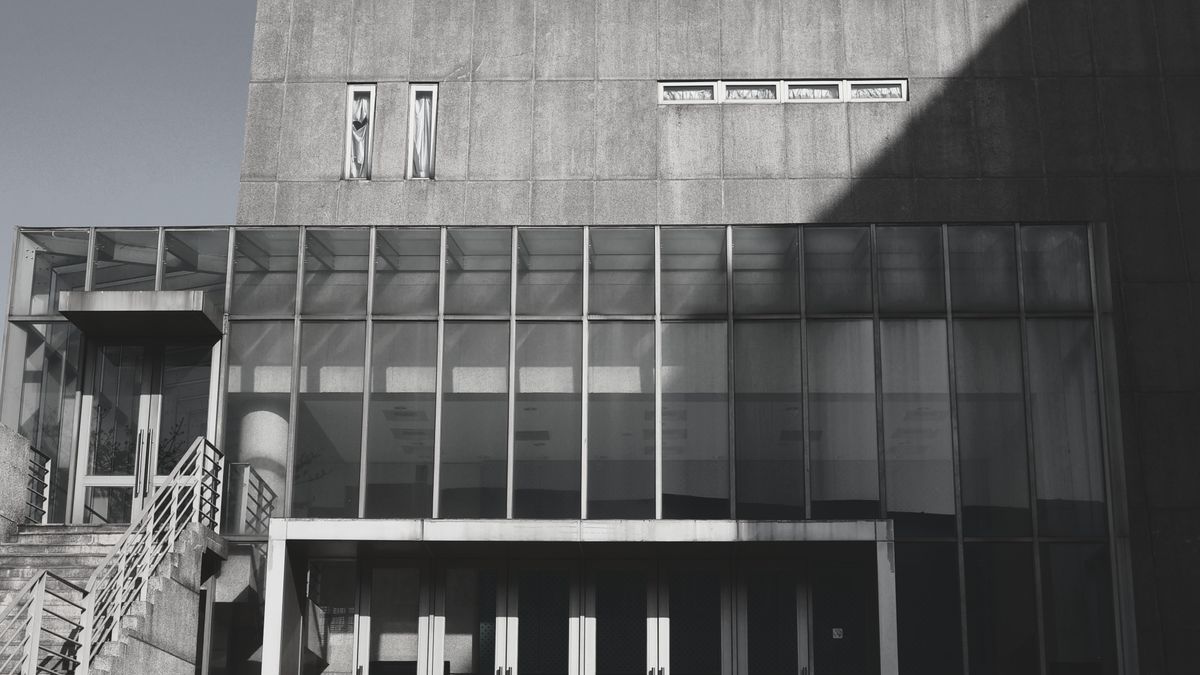 Bâtiment moderne en construction avec façade vitrée