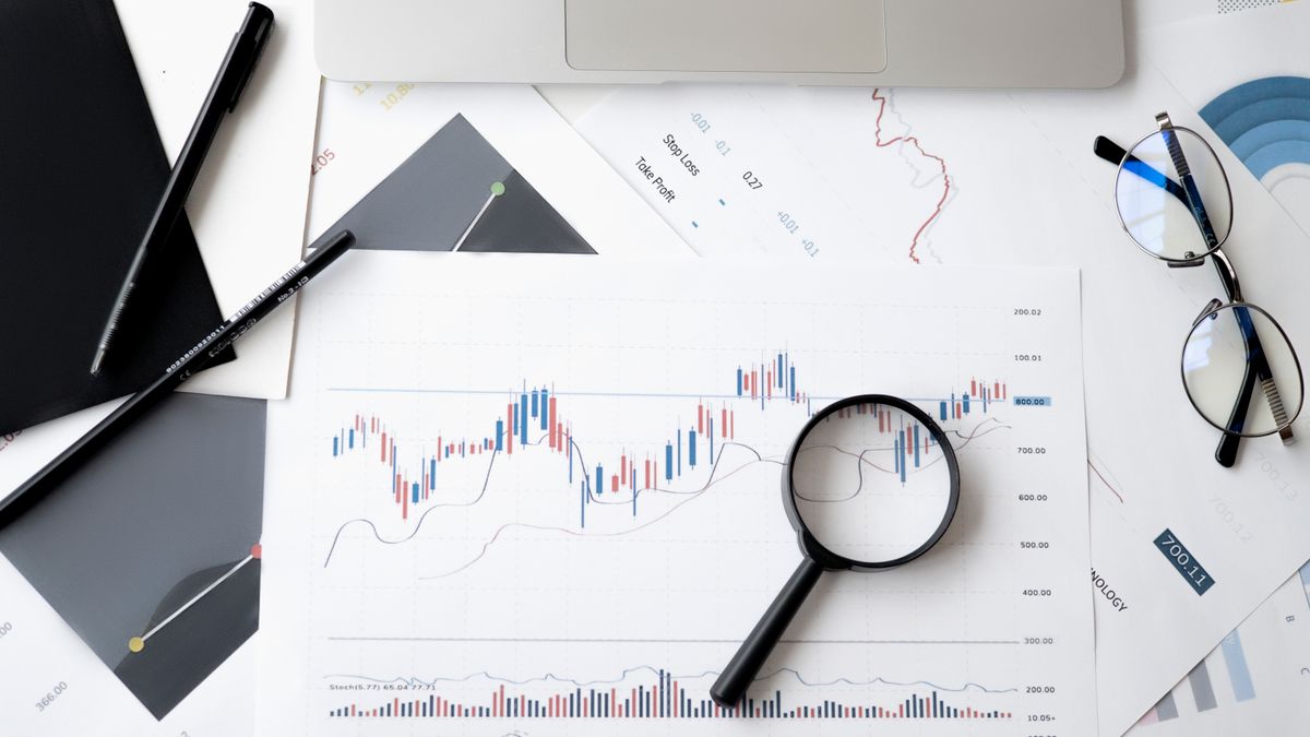 Loupe posée sur un document, contrôle qualité et vérification