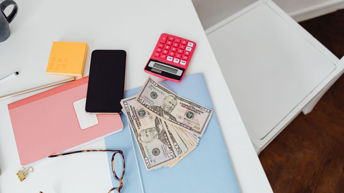 Factures et calculatrice sur un bureau, suivi des paiements et des impayés