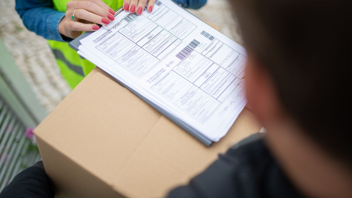 Livreur remettant un colis à un client avec signature du bon de réception